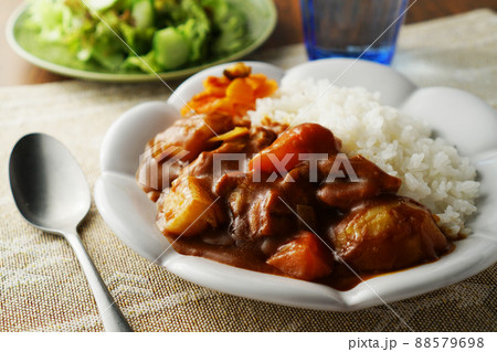 カレーライス(チキンカレー)とグリーンサラダ 88579698