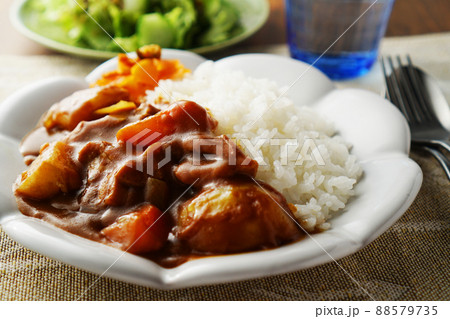 カレーライス(チキンカレー)とグリーンサラダ 88579735