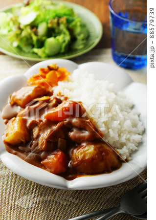 カレーライス(チキンカレー)とグリーンサラダ カレーライス(チキンカレー)とグリーンサラダ 88579739