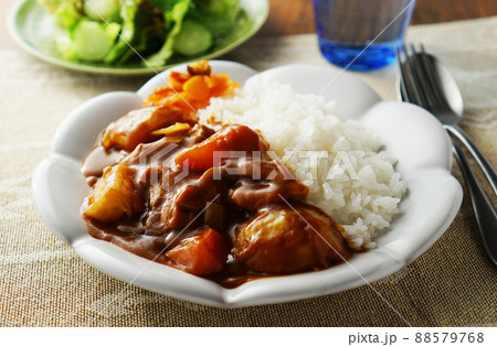 カレーライス(チキンカレー)とグリーンサラダ カレーライス(チキンカレー)とグリーンサラダ 88579768