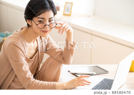 ルームウェアを着てパソコンを使う若い女性 88580470