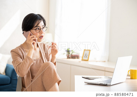 ルームウェアを着てパソコンを使う若い女性 88580471