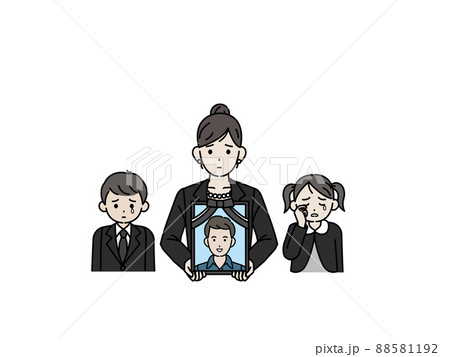 夫の葬式　家族葬　葬儀　告別式　通夜　遺影を持つ妻　女性　母親　死別 88581192