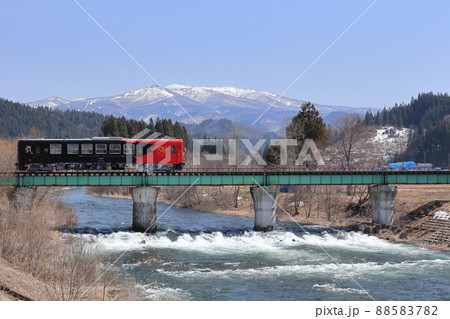 小又川橋梁を渡る秋田内陸線新観光車両「秋田マタギ号」 小又川橋梁を渡る秋田内陸線新観光車両「秋田マタギ号」 88583782