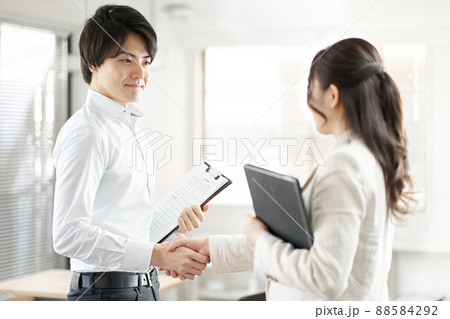 握手をする男女のアジア人ビジネスパーソン 88584292