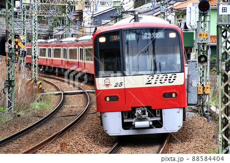 春陽を受け…紅い電車は三浦半島へ【京浜急行】 88584404