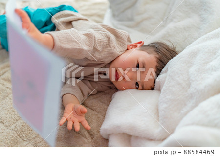 イヤイヤ期の子供 ぐずる イヤイヤ期の子供 ぐずる 88584469