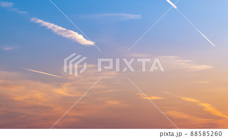 飛行機雲が線を描く夕刻の西の空 16:9　a-1 88585260