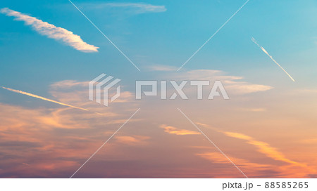 飛行機雲が線を描く夕刻の西の空 16:9　b-3 シアン色 88585265