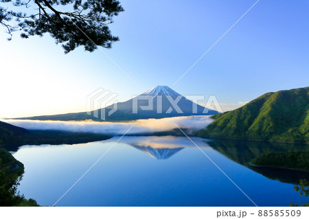 中ノ倉峠から本栖湖越しに臨む富士山(千円札の裏図) 山梨県 中ノ倉峠から本栖湖越しに臨む富士山(千円札の裏図) 山梨県 88585509