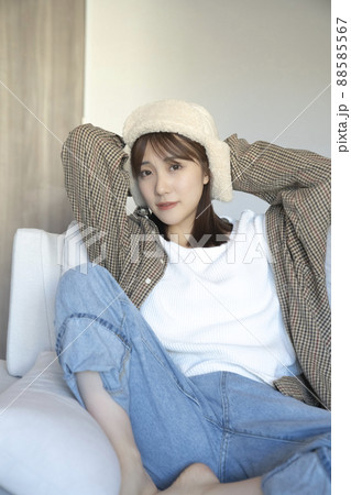 メンズライクなファッション ソファでくつろぐ女性 メンズライクなファッション ソファでくつろぐ女性 88585567