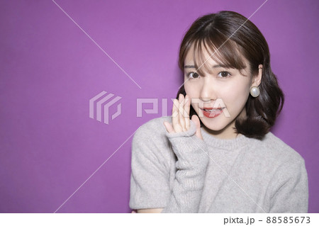 紫の背景紙　こそこそ話をする女性 88585673