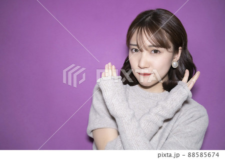 紫の背景紙 NGのポーズをとる女性 紫の背景紙 NGのポーズをとる女性 88585674