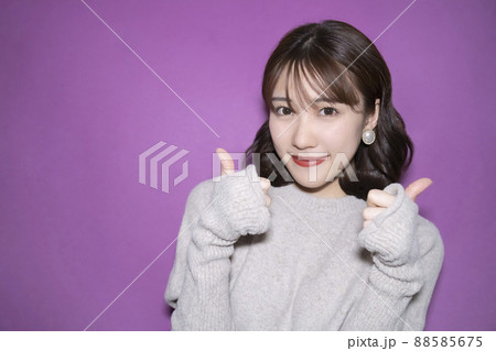 紫の背景紙 GOODポーズをする女性 紫の背景紙 GOODポーズをする女性 88585675