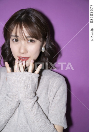 紫の背景紙　びっくりしたポーズの女性 88585677