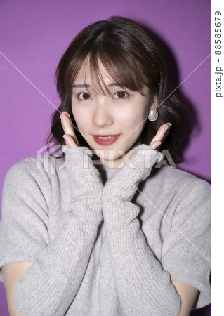 紫の背景紙　驚く女性 88585679