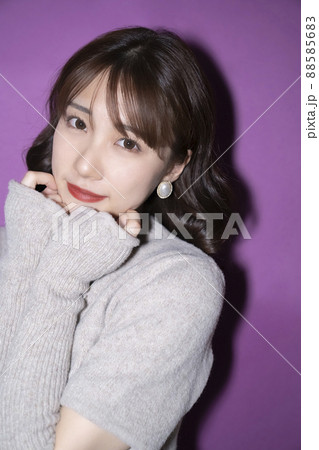 紫の背景紙　甘える女性 88585683