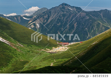 北アルプス・弓折岳稜線から見る双六小屋と鷲羽岳・水晶岳 88585939