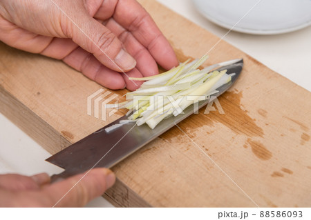 【ネギを三徳包丁で千切り】 【ネギを三徳包丁で千切り】 88586093
