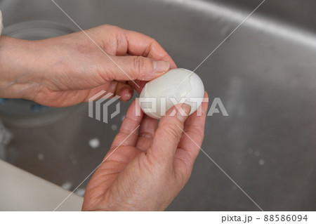 【ミドル主婦がゆで卵の殻を剥く】 88586094