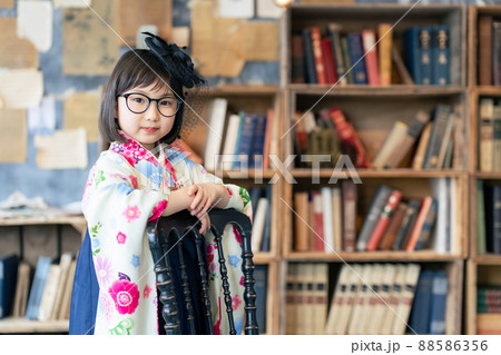 着物を着た女の子　記念写真　ハーフ成人式　七五三　写真館 88586356