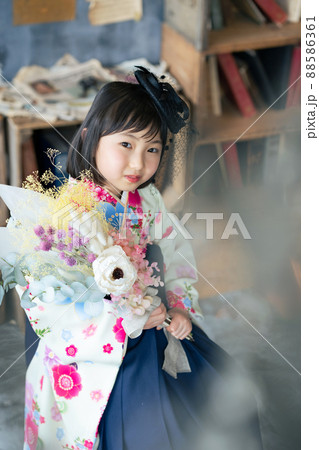 着物を着た女の子　記念写真　ハーフ成人式　七五三　写真館 88586361