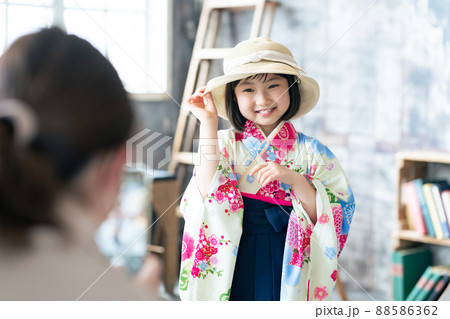 着物を着た女の子を撮影するママ 記念写真 ハーフ成人式 七五三 写真館 着物を着た女の子を撮影するママ 記念写真 ハーフ成人式 七五三 写真館 88586362