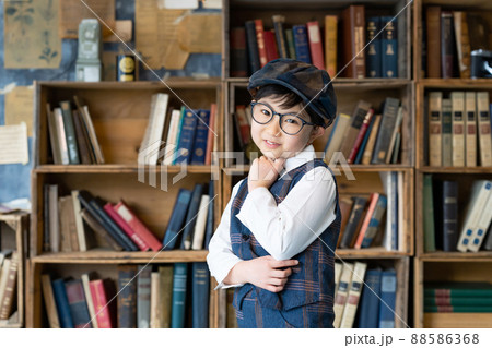 本棚の前に立つ少年 記念写真 ハーフ成人式 七五三 写真館 本棚の前に立つ少年 記念写真 ハーフ成人式 七五三 写真館 88586368