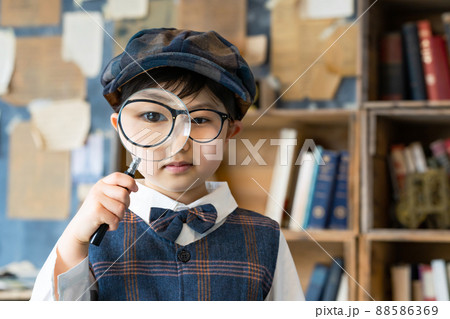 虫眼鏡を持つ少年 名探偵 科学少年 虫眼鏡を持つ少年 名探偵 科学少年 88586369