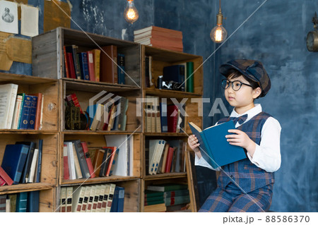 本を読む少年 記念写真 ハーフ成人式 七五三 写真館 本を読む少年 記念写真 ハーフ成人式 七五三 写真館 88586370