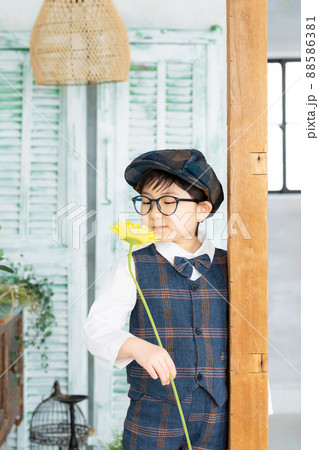 花を持つ少年　記念写真　ハーフ成人式　七五三　写真館 88586381