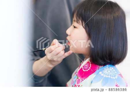 メイクをする女の子 記念写真 ハーフ成人式 七五三 写真館 メイクをする女の子 記念写真 ハーフ成人式 七五三 写真館 88586386