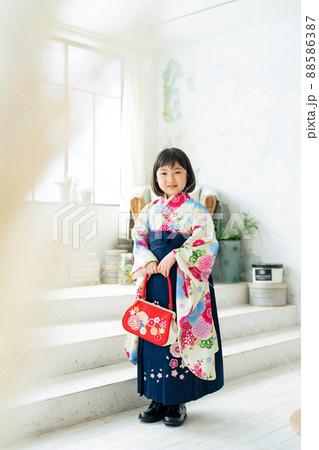 袴を着た女の子　記念写真　ハーフ成人式　七五三　写真館 88586387