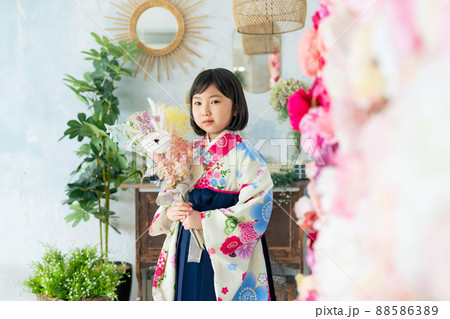 袴を着た女の子 記念写真 ハーフ成人式 七五三 写真館 袴を着た女の子 記念写真 ハーフ成人式 七五三 写真館 88586389