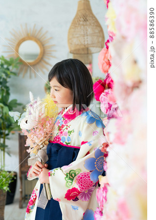 袴を着た女の子 記念写真 ハーフ成人式 七五三 写真館 袴を着た女の子 記念写真 ハーフ成人式 七五三 写真館 88586390