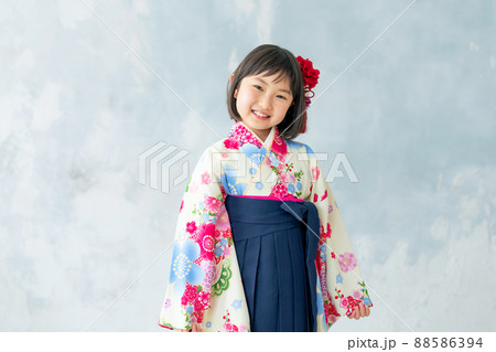 袴を着た女の子　記念写真　ハーフ成人式　七五三　写真館 88586394