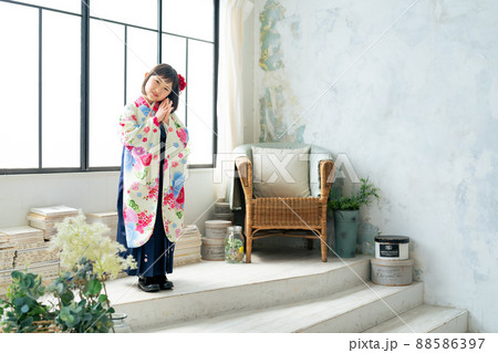 袴を着た女の子　記念写真　ハーフ成人式　七五三　写真館 88586397