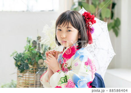 和服を着た女の子　記念写真　ハーフ成人式　七五三　写真館 88586404