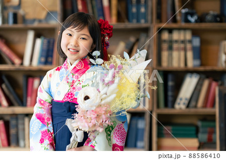 袴を着た女の子 記念写真 ハーフ成人式 七五三 写真館の写真素材