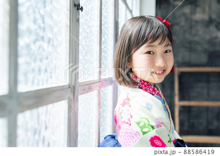 和服を着た女の子 記念写真 ハーフ成人式 七五三 写真館 和服を着た女の子 記念写真 ハーフ成人式 七五三 写真館 88586419