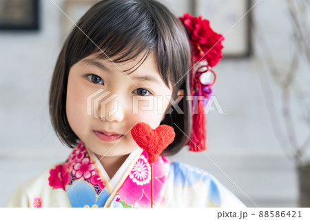 和服を着た女の子　記念写真　ハーフ成人式　七五三　写真館 88586421