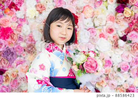 着物を着た女の子　記念写真　ハーフ成人式　七五三　写真館 88586423