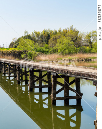 関東では珍しい沈下橋　小貝川　小目沼橋の春景色　 88586875