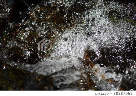 渓流の水泡 88587065