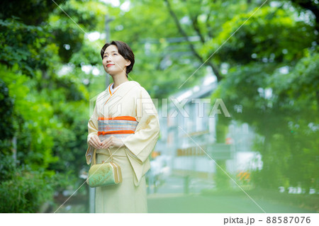 クリーム色の色無地 88587076