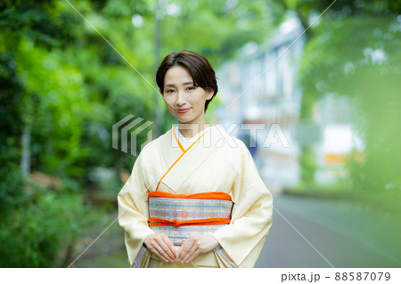 ショートヘアの女性 ショートヘアの女性 88587079