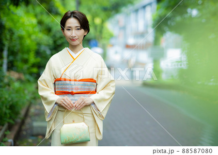 ショートヘアの女性　 88587080