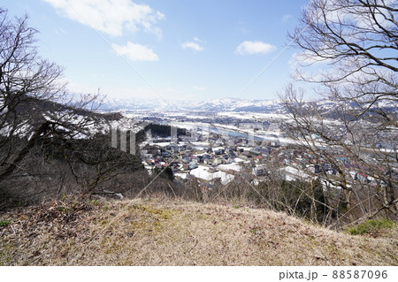 2022年4月8日　新潟県六日町　初春の坂戸山に薬師尾根から登る　途中、六日町の景色が見えてくる 88587096