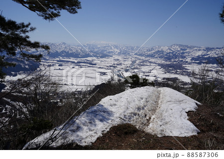 2022年4月8日　新潟県六日町　初春の坂戸山に薬師尾根から登る　登るにつれて見える景色が変わります 88587306