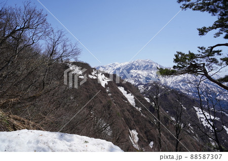 2022年4月8日　新潟県六日町　初春の坂戸山に薬師尾根から登る　登るにつれて見える景色が変わります 88587307